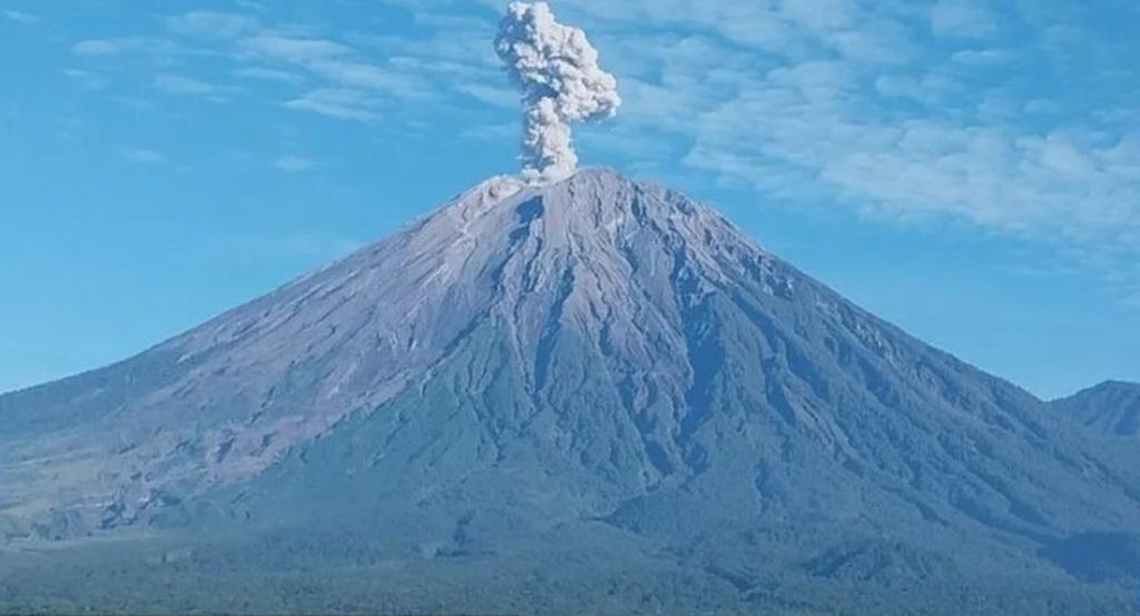 Gunung Semeru Lima Kali Erupsi, Letusan Tertinggi Capai 1.200 Meter