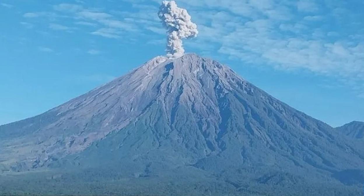 Gunung Semeru Lima Kali Erupsi, Letusan Tertinggi Capai 1.200 Meter