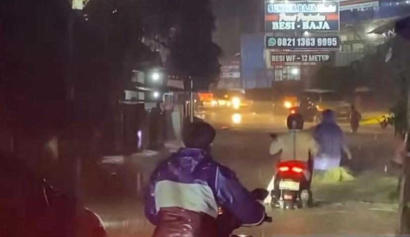Hujan Deras Picu Banjir, Arus Lalu Lintas di Cianjur Berlaku Buka Tutup