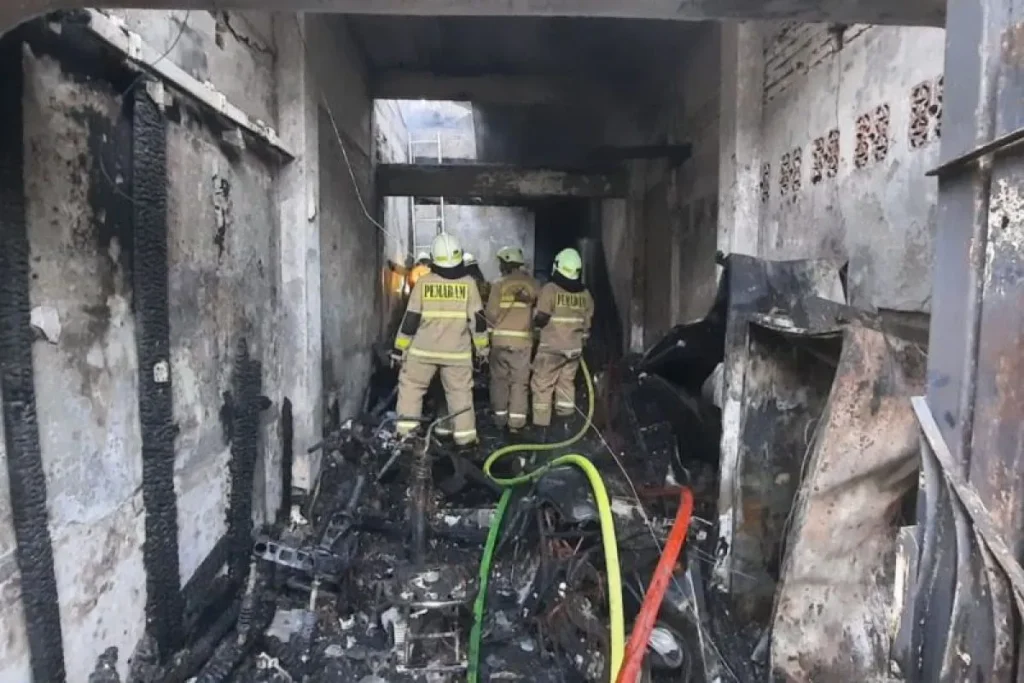 Akses Sempit Hambat Pemadaman, Rumah di Jaksel Hangus Terbakar