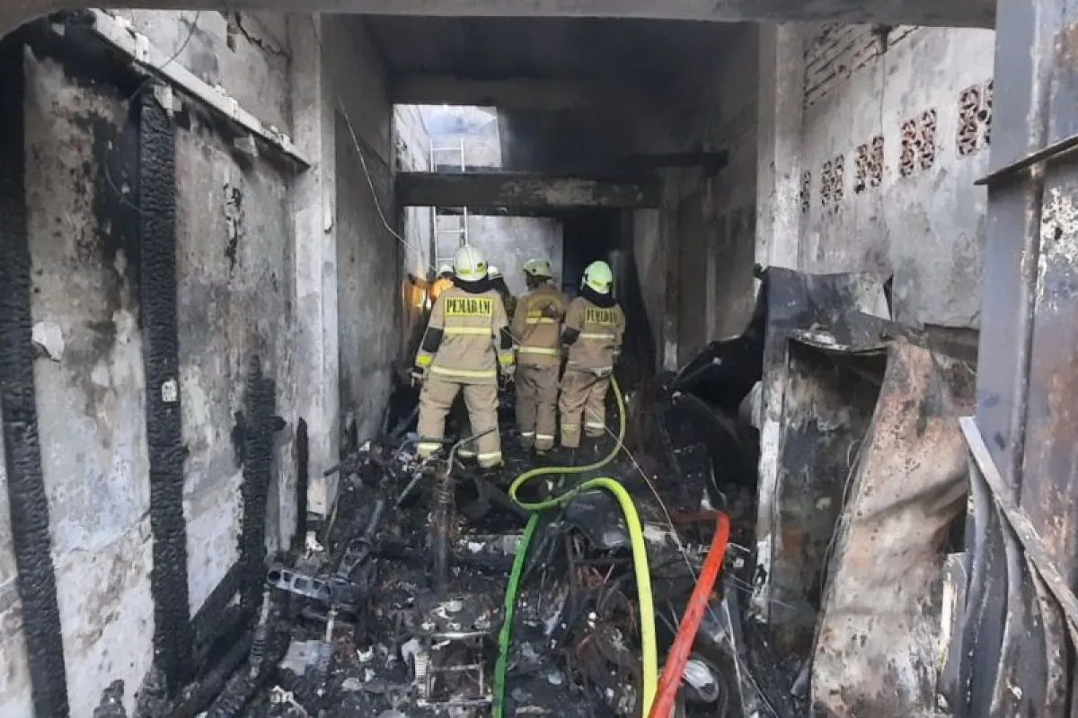 Akses Sempit Hambat Pemadaman, Rumah di Jaksel Hangus Terbakar
