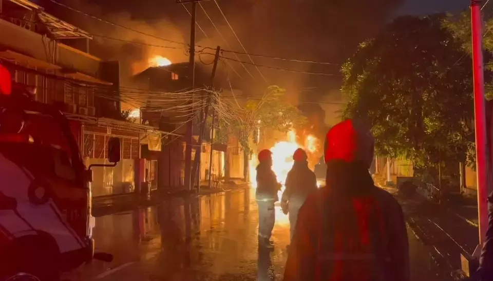 Kebakaran Besar Landa Gudang Suku Cadang di Jakarta Barat