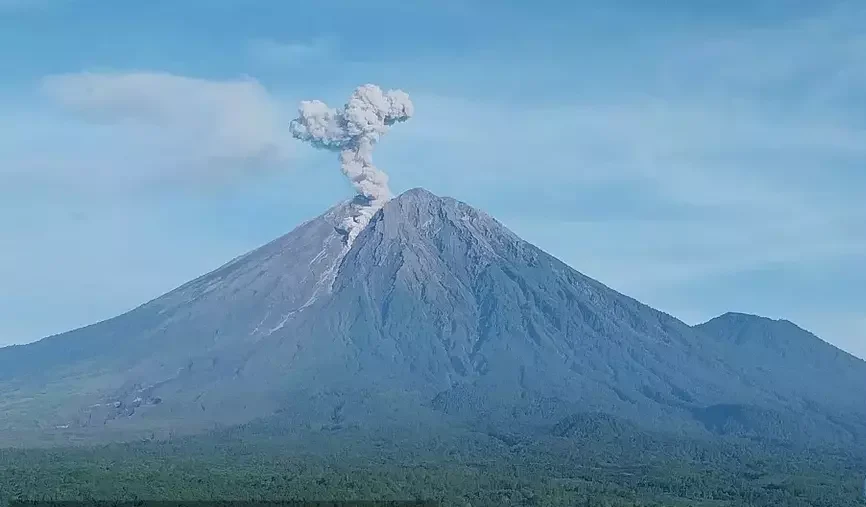 Gunung Semeru Erupsi 6 Kali Senin Pagi, Asap Letusan Capai 1.100 Meter