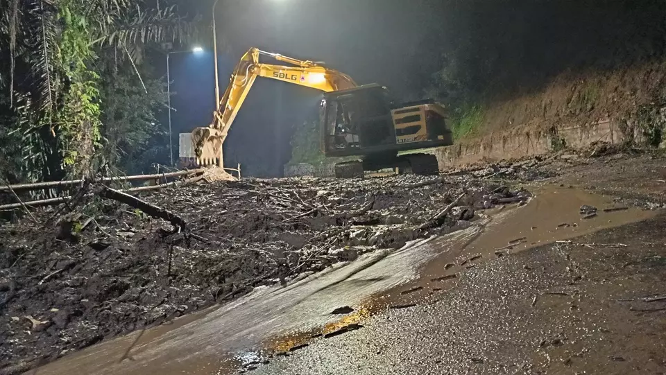 Hujan Deras Picu Longsor, Jalur Cadas Pangeran Lumpuh Total