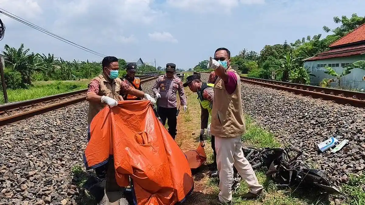 Terobos Palang, Pengendara Motor Tewas Dihantam KA Sembrani di Batang