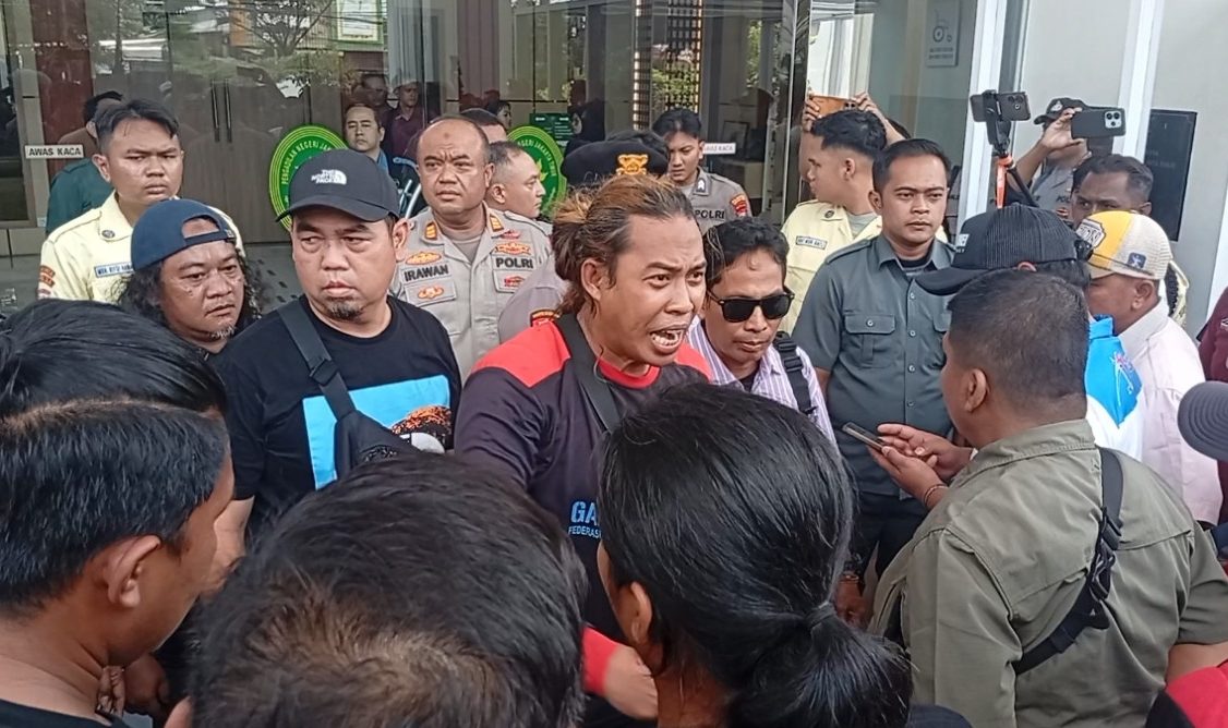 Sidang Gugatan FSPMI Memanas, Massa Buruh Sempat Bersitegang dengan Satpam PN Jaktim
