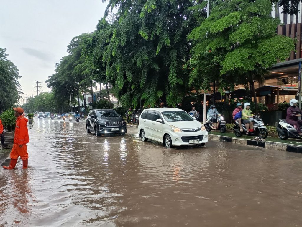 Hujan Deras Guyur Jakarta, 4 Ruas Jalan dan 1 RT Tergenang