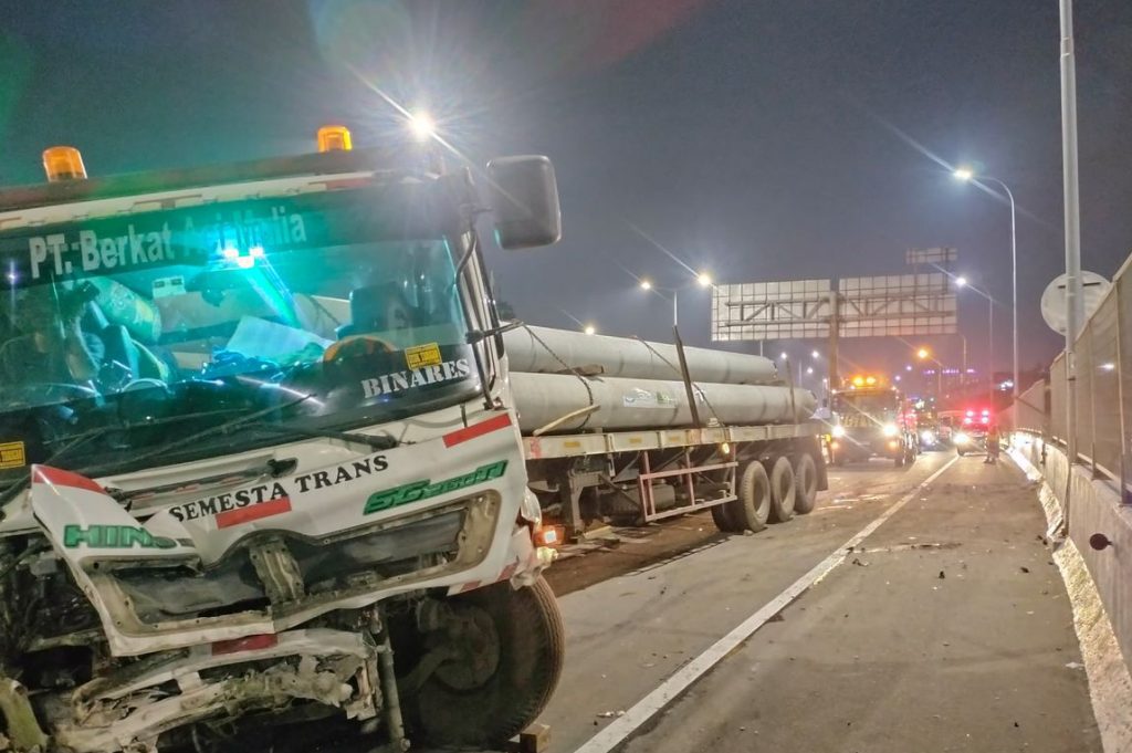 Truk Trailer Muatan Beton Tabrak Pembatas di Exit Tol Kamal