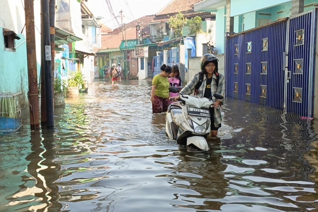Banjir Dayeuhkolot Belum Surut, Polisi Alihkan Arus ke Jalur Alternatif