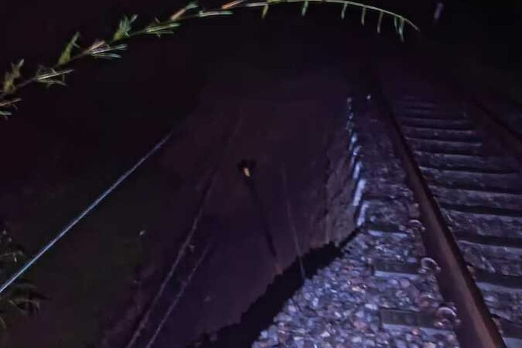 Longsor Tutup Jalur KA Cipatat–Cianjur, Sejumlah Perjalanan Dibatalkan