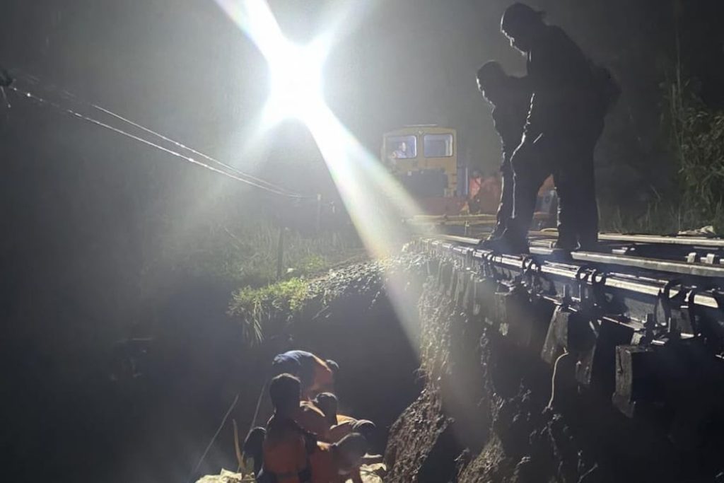 Longsor Cianjur Lumpuhkan Jalur KA, 6 Perjalanan Siliwangi Dibatalkan