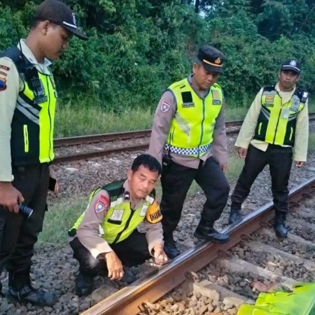 Pria Tanpa Identitas Tewas Tertabrak KA Blambangan Express di Batang