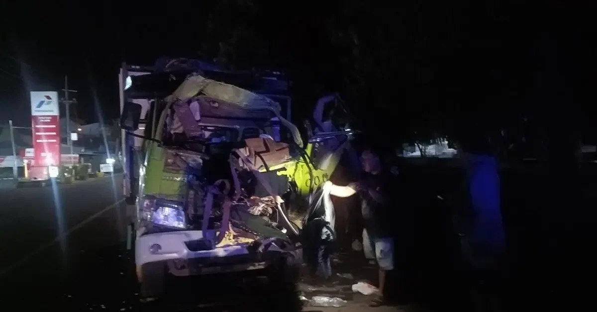 Tabrakan Beruntun Antartruk di Probolinggo Tewaskan 2 Orang