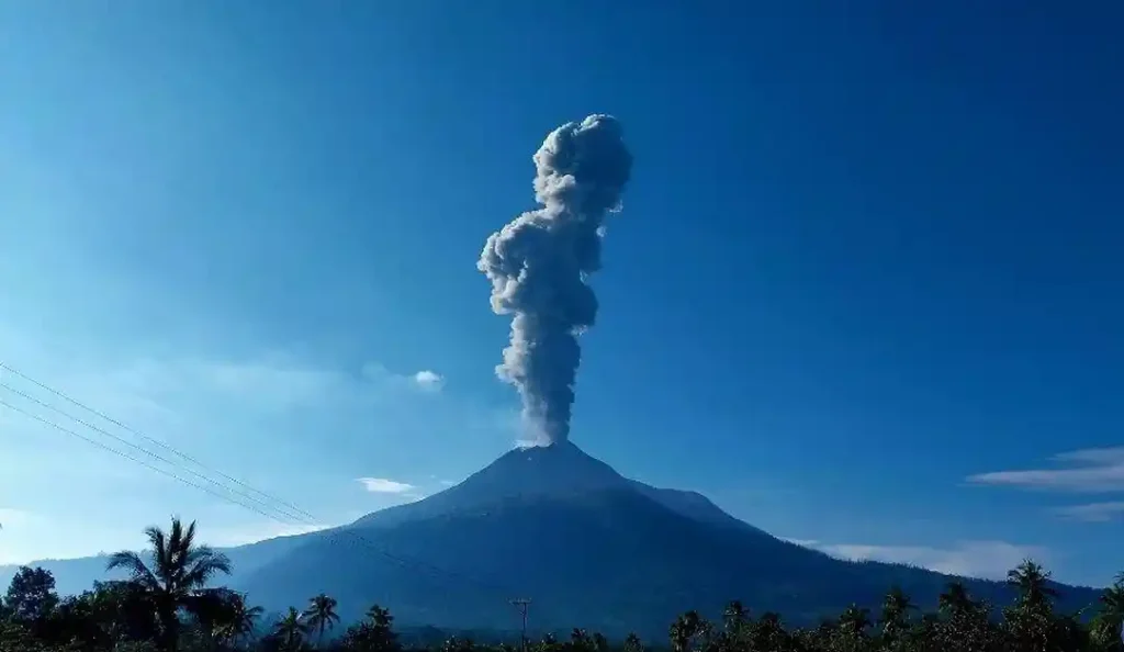 Gunung Lewotobi Meletus Dua Kali Pagi Ini, Kolom Abu Capai 1.800 Meter