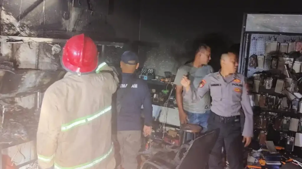 Konter HP di Babat Lamongan Terbakar, Diduga Dipicu Korsleting Kipas Angin