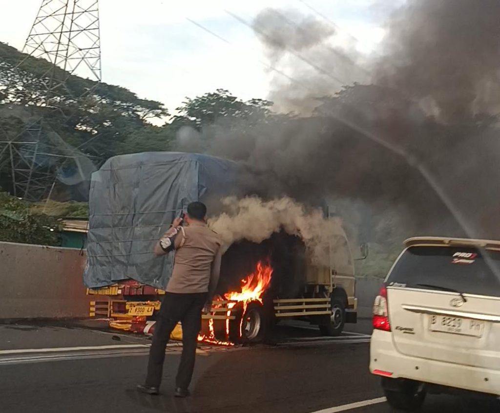 Truk Muatan Barang Terbakar di Karawang Timur, Tol Macet Parah