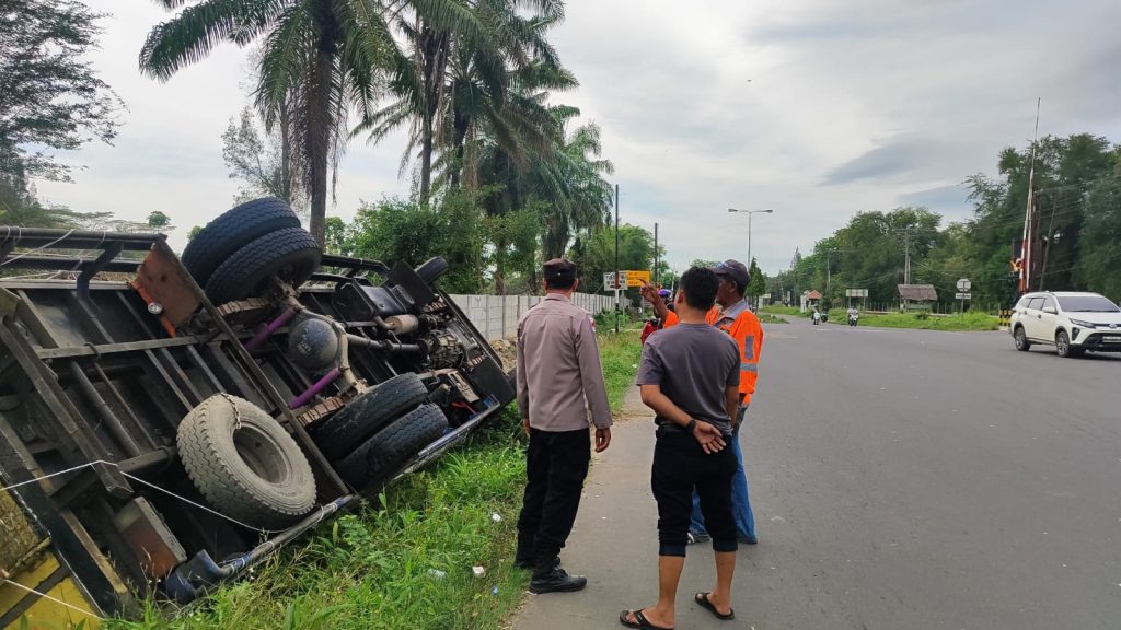 Hindari Tabrakan, Truk Kelontong Terbalik di Parit Lhokseumawe