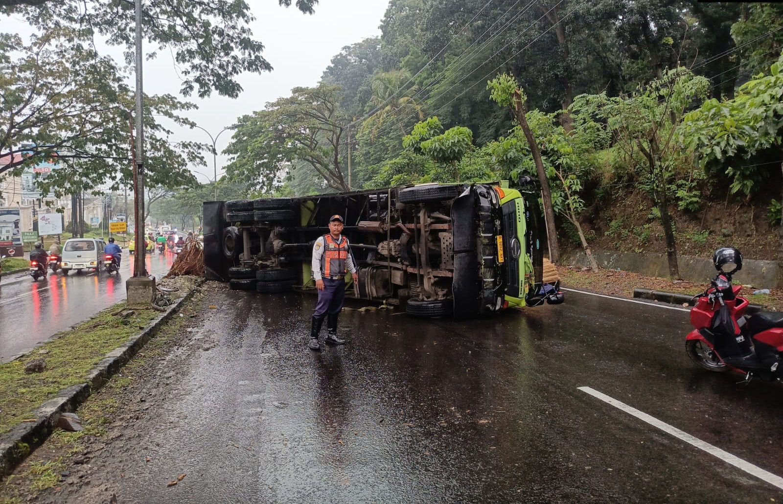 Truk Muatan Triplek Gagal Tanjak di Silayur, Nyaris Picu Kemacetan
