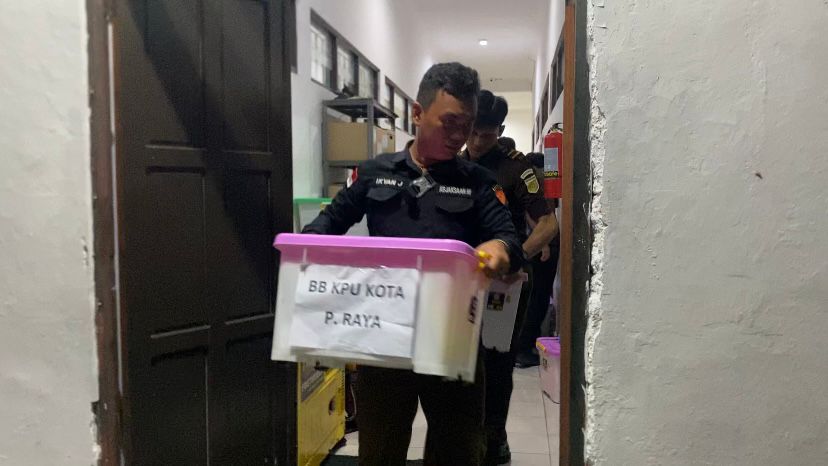 Kejari Geledah KPU Palangka Raya, Belasan Kotak Dokumen Disita