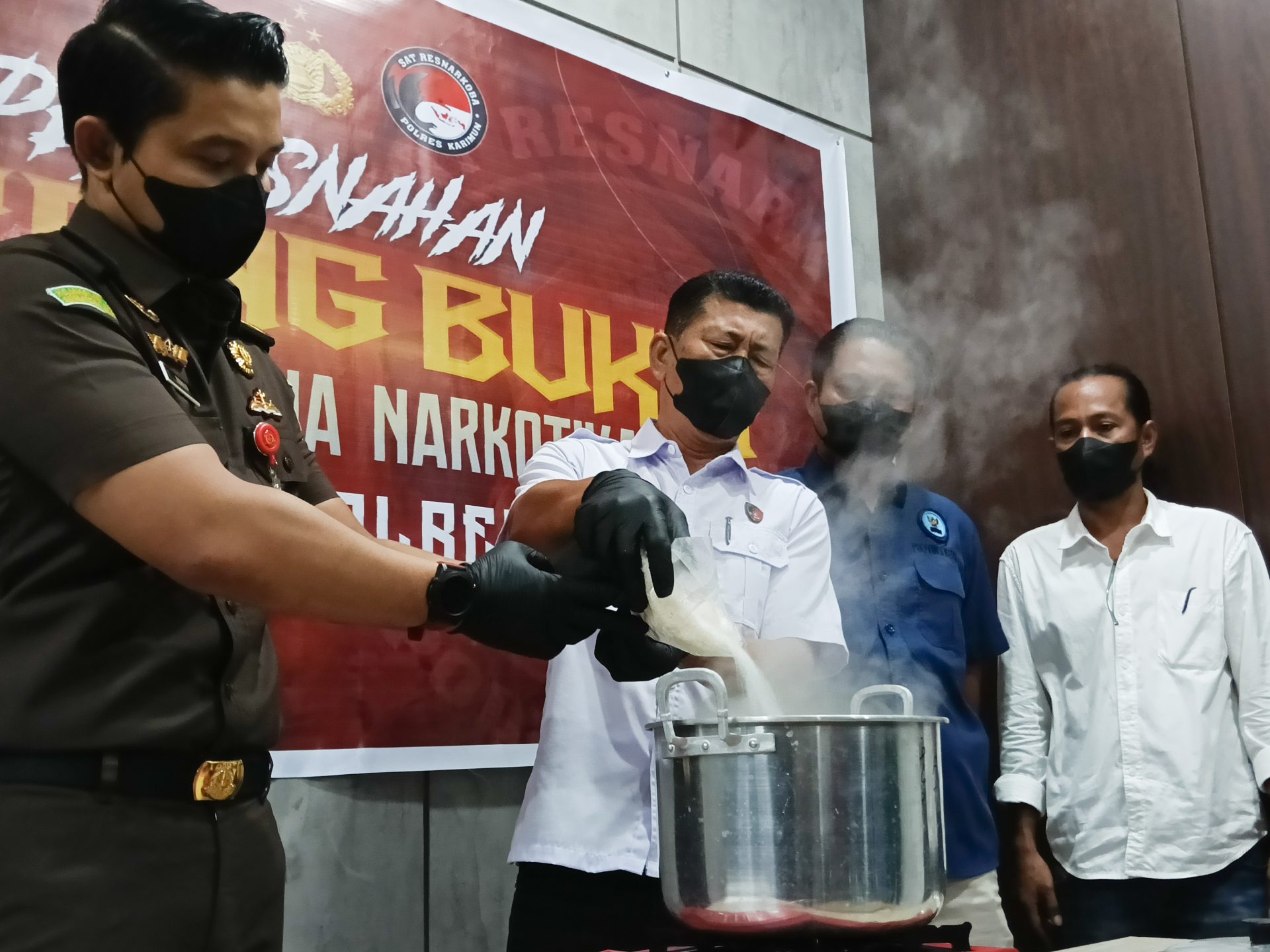 Polisi Musnahkan 344 Gram Sabu di Karimun, Dua Tersangka Terancam Hukuman Berat