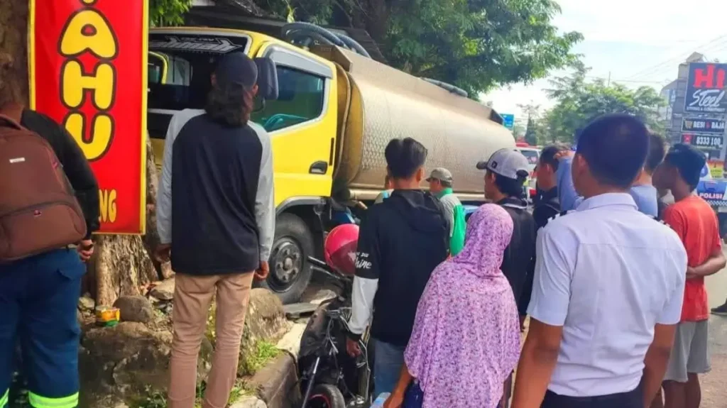 Truk Tangki Oleng di Cirebon, Seorang Ibu Tewas Terjepit