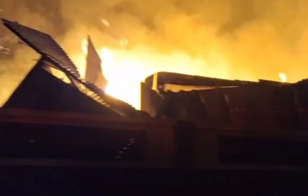 Respons Cepat Damkar Cakung Jinakkan Kebakaran Gudang di Pulo Gebang