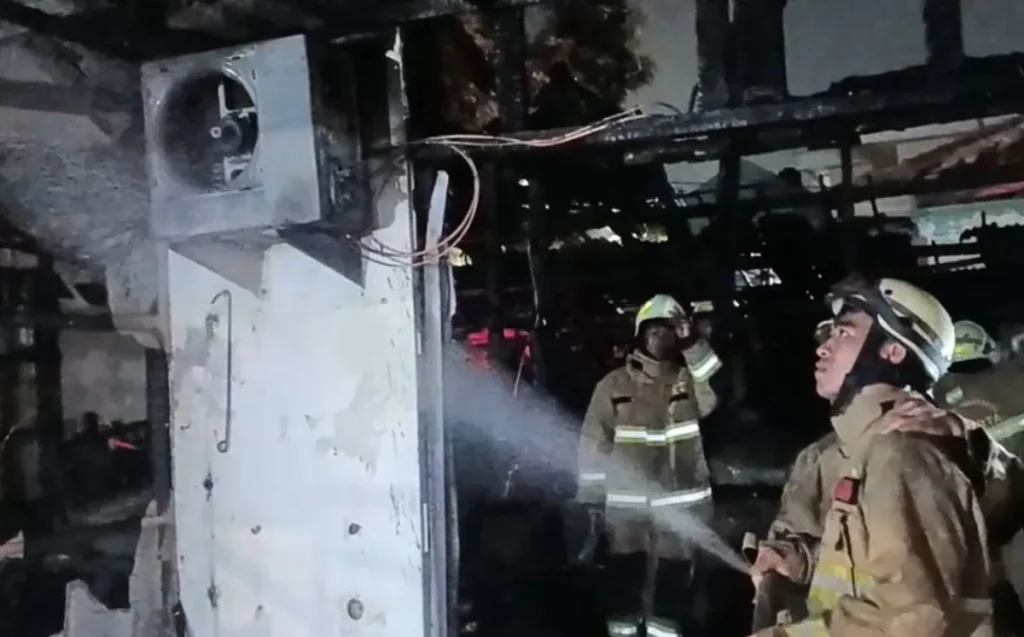 65 Personel Padamkan Kebakaran 4 Kios di Cakung, Api Tak Meluas