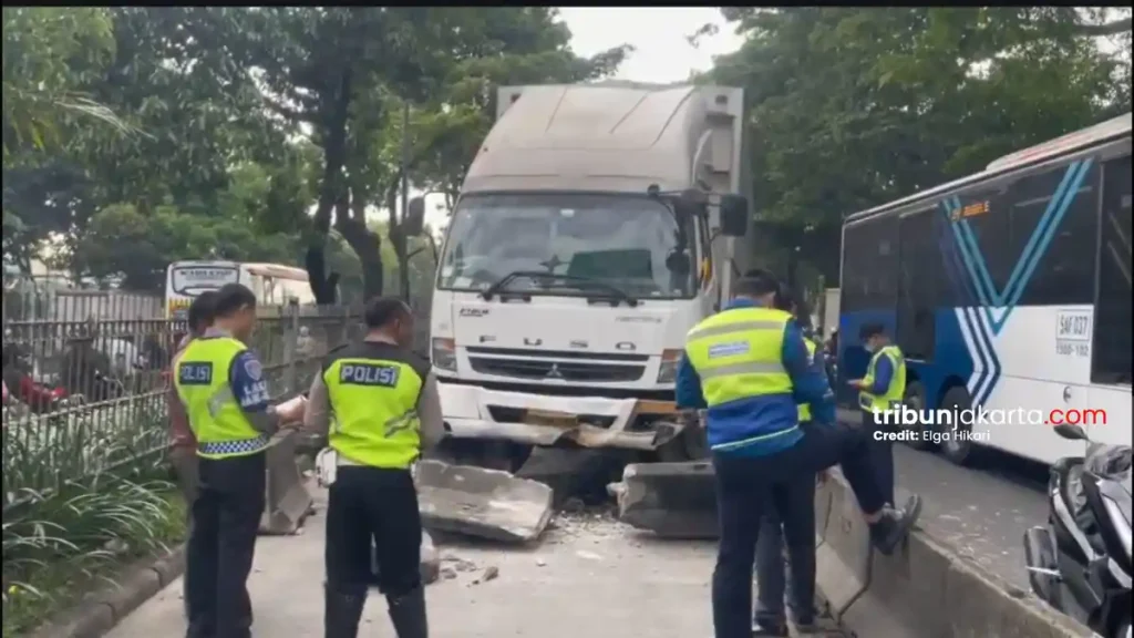 Truk Tronton Hantam Separator Busway di Daan Mogot, Lalin Sempat Lumpuh