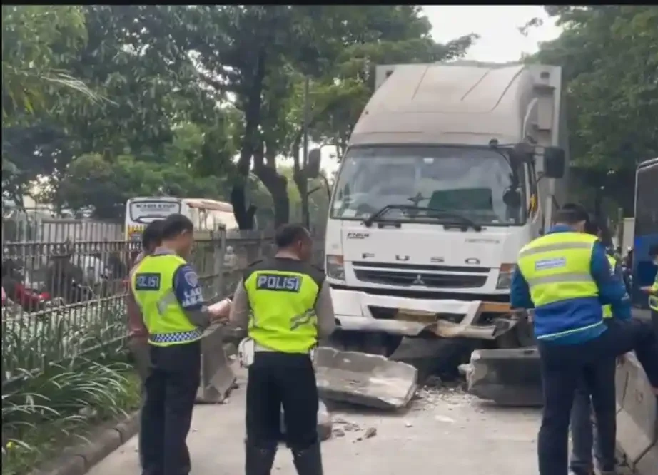 Truk Tronton Hantam Separator Busway di Daan Mogot, Lalin Sempat Lumpuh