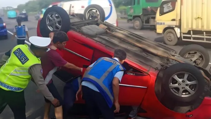 Diduga Ngantuk, Mobil Terbalik di Jagorawi Arah Bogor