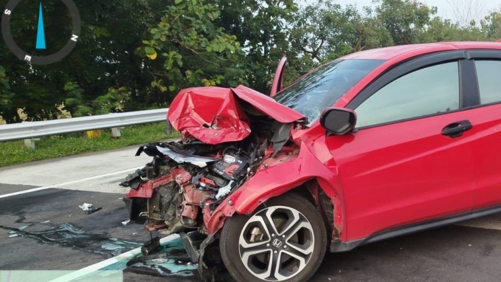 Sopir Diduga Mengantuk, HR-V Tabrak Truk Tangki di Tol Jombang–Mojokerto