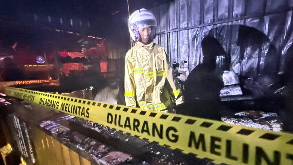 Kebakaran Dini Hari di Samarinda, Kios Makanan Hangus