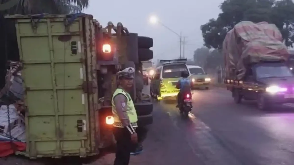 Dua Truk Terguling di Jalintim Banyuasin, Jalan Rusak Jadi Sorotan