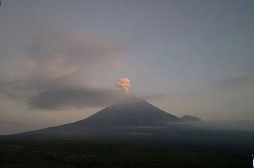 Gunung Semeru 16 Kali Letus dalam 6 Jam, Warga Diminta Jauhi Zona Bahaya