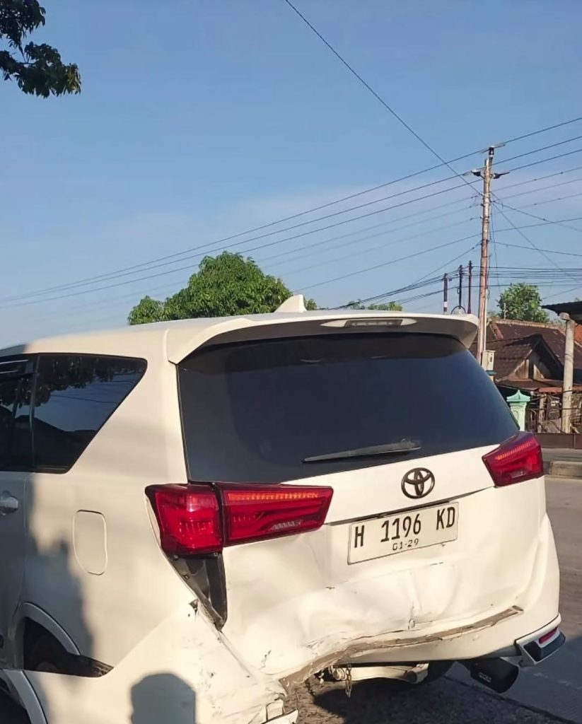 Sopir Diduga Mengantuk, Dua Mobil Tabrakan di Depan SDN Pucangrejo Kendal