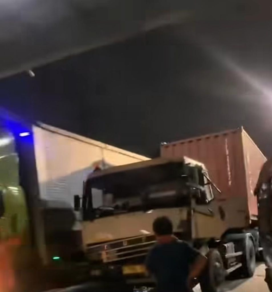 Truk Hantam Minibus di Jakbar, Fasilitas Umum Ikut Rusak