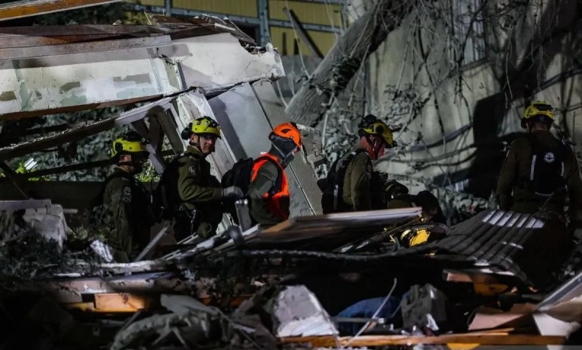 Rudal Iran Tembus Iron Dome, Gedung 7 Lantai di Haifa Runtuh