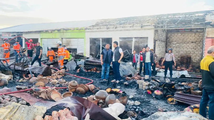 Pasar Baru Tuban Terbakar, Pedagang Panik Selamatkan Dagangan