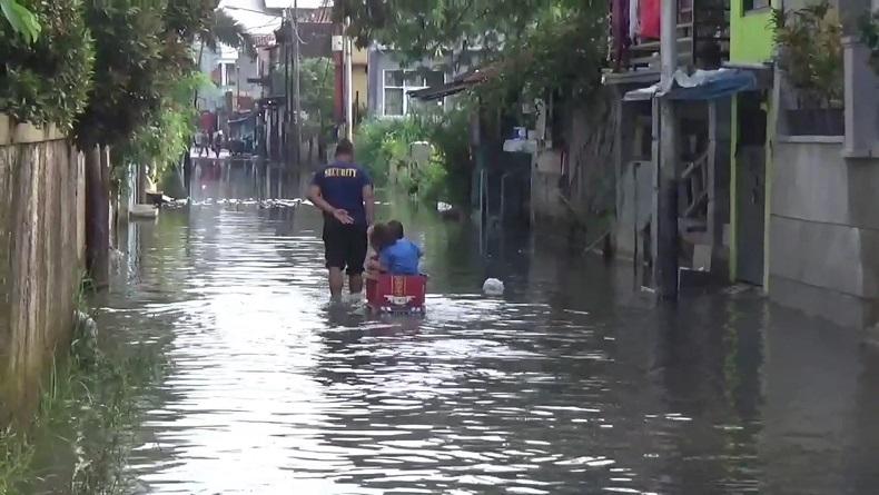 Banjir 1 Meter Rendam Ratusan Rumah di Dayeuhkolot, Aktivitas Warga Lumpuh