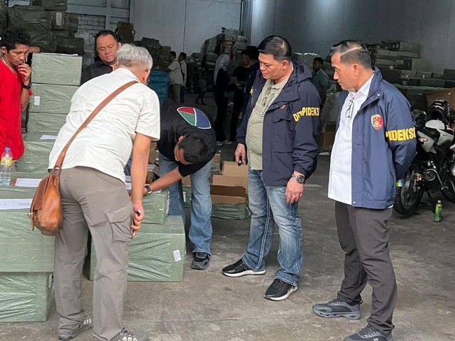 Bareskrim Gerebek Gudang Ponsel Selundupan di Jakarta, Ribuan Unit Disita