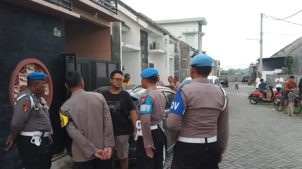 Oknum Polisi dan ASN Digerebek Saat Selingkuh di Nganjuk, Mobil Jadi Sasaran Amuk Massa