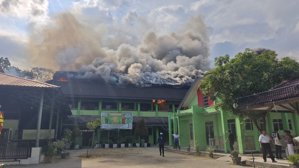Delapan Ruang Kelas SMPN 2 Samarinda Hangus Terbakar