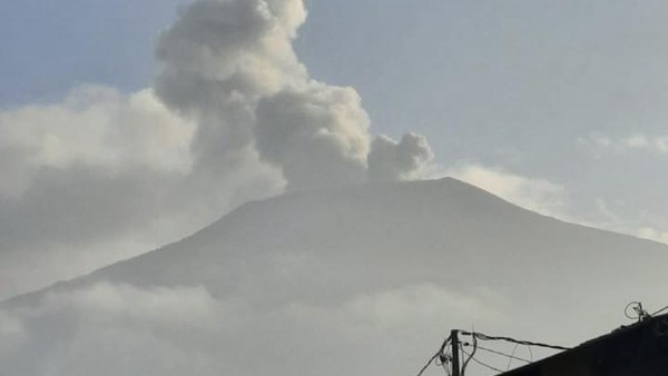 Gunung Marapi Erupsi Dua Kali Pagi Ini, Warga Diminta Waspada