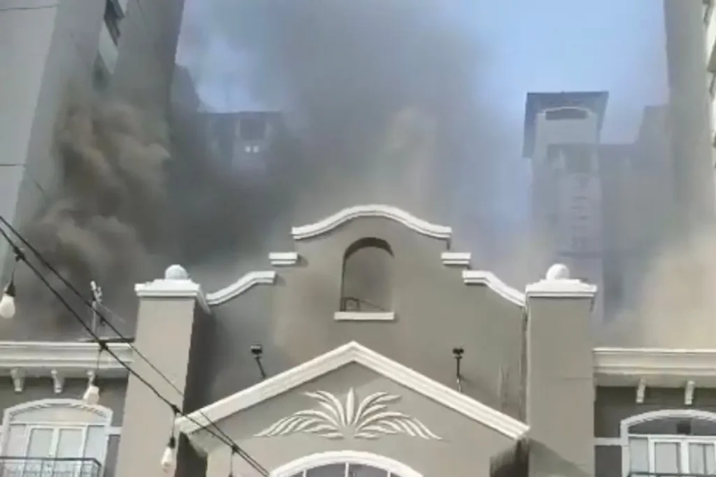 Apartemen Mediterania Dilanda Kebakaran, Evakuasi Massal Dilakukan