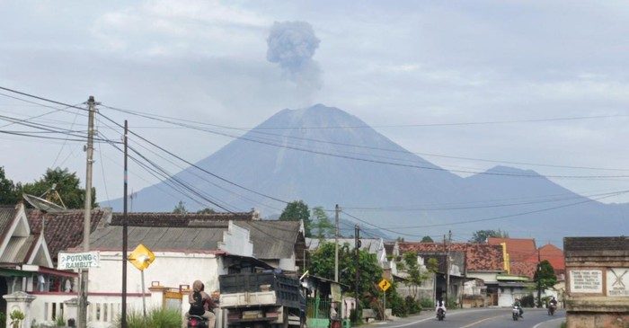 Gunung Semeru Erupsi Dua Kali, Kolom Abu Capai 1.000 Meter