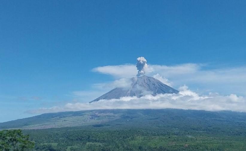 Gunung Semeru Erupsi 6 Kali dalam 6 Jam, Warga Diminta Jauhi Zona Bahaya
