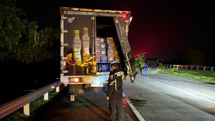 Truk Muatan Elektronik Terguling di Tol Gempas usai Tabrak Truk Parkir