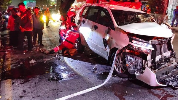 Avanza Terbalik Usai Tabrak Truk Tangki Pertamina di Perak Barat Surabaya
