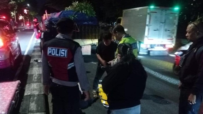 Pengendara Motor Tewas Usai Tabrakan dengan Truk Engkel di Pasar Minggu