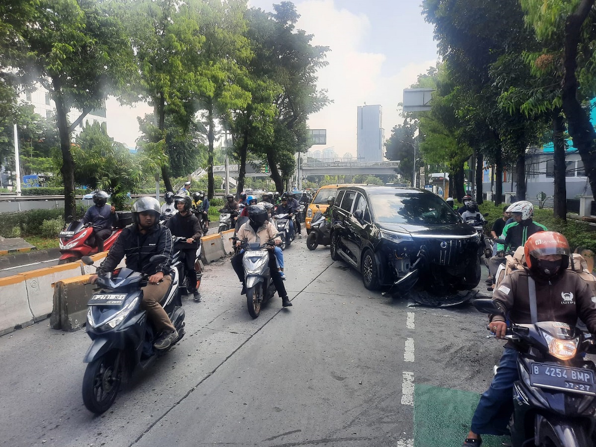 Mobil Listrik Tabrak Pembatas Busway di Slipi, Macet Mengular hingga Tomang